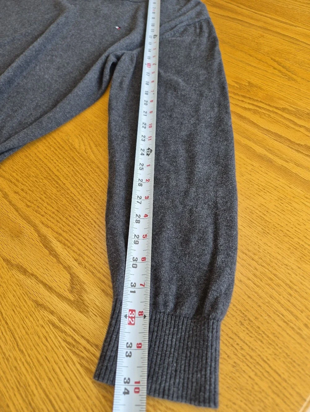 Tommy Hilfiger Men's Size Large Gray V-Neck Soft Pima Cotton Sweater Preppy Cozy
